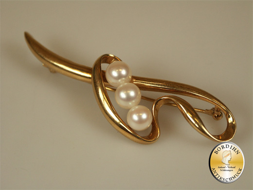 Brosche; 18 Karat Gold mit drei Perlen, um 1960