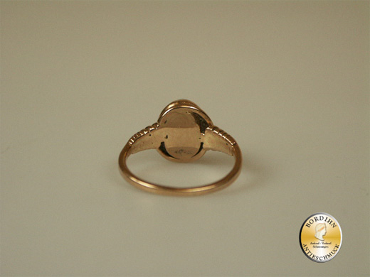 Ring; 14 Karat Gold mit einem Granat Cabochon