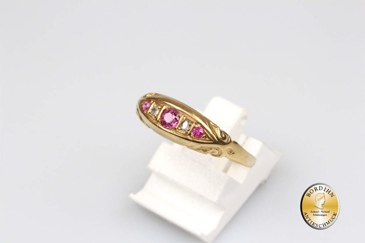 Ring; 18 Karat Gold, 3 Rubine und 2 Diamanten, antik