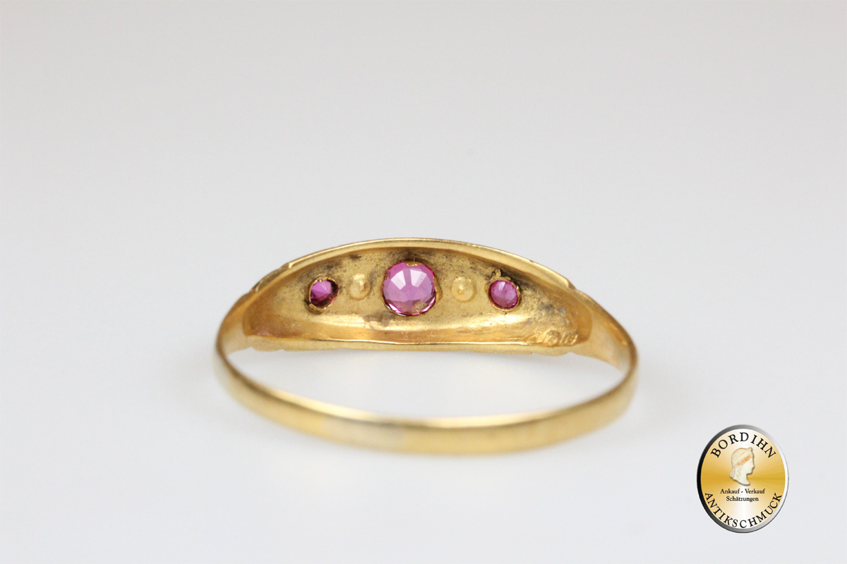 Ring; 18 Karat Gold, 3 Rubine und 2 Diamanten, antik