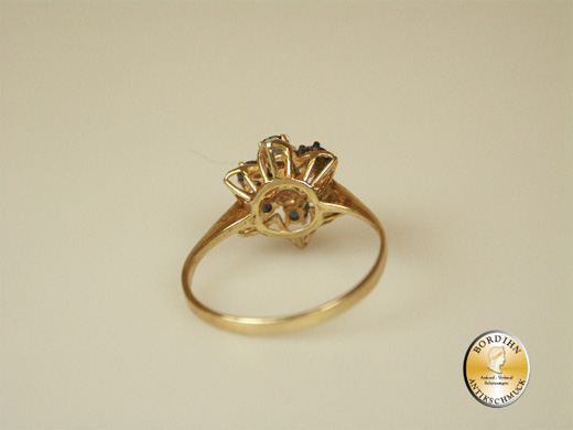 Ring; 14 Karat Gold mit sieben Safiren