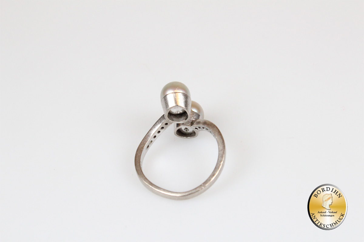 Ring; 14 Karat Weißgold mit zwei Perlen und Brillanten