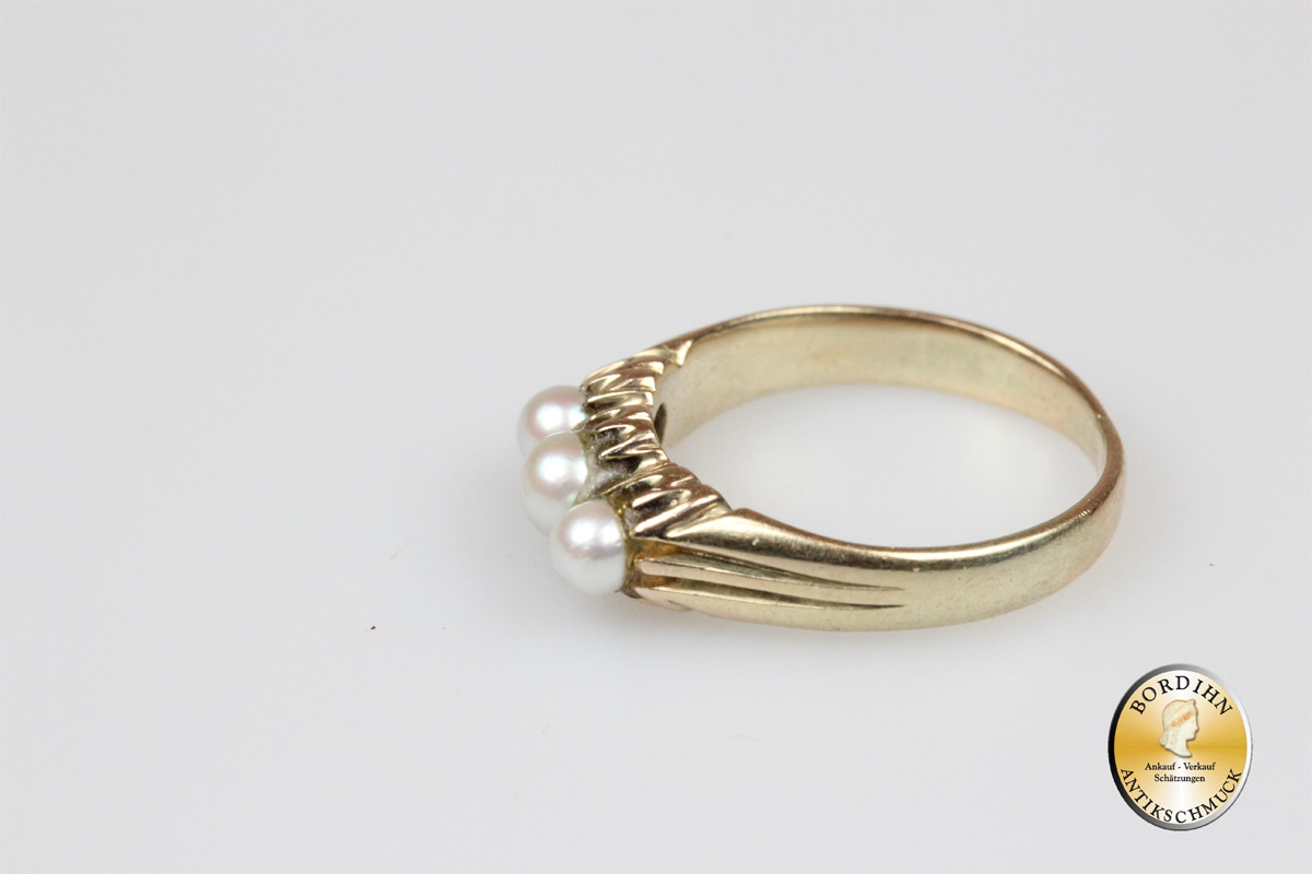 Ring; 14 Karat Gold, mit drei Perlen