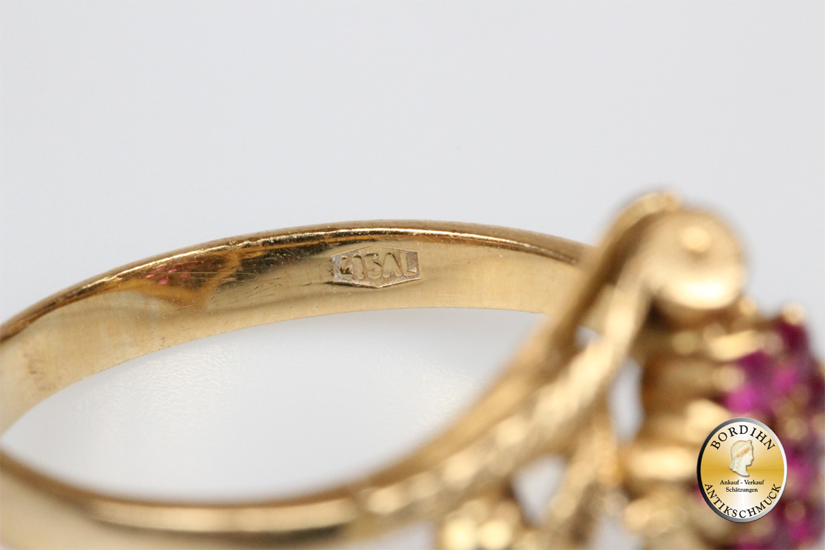 Ring; 18 Karat Gold, Rubin