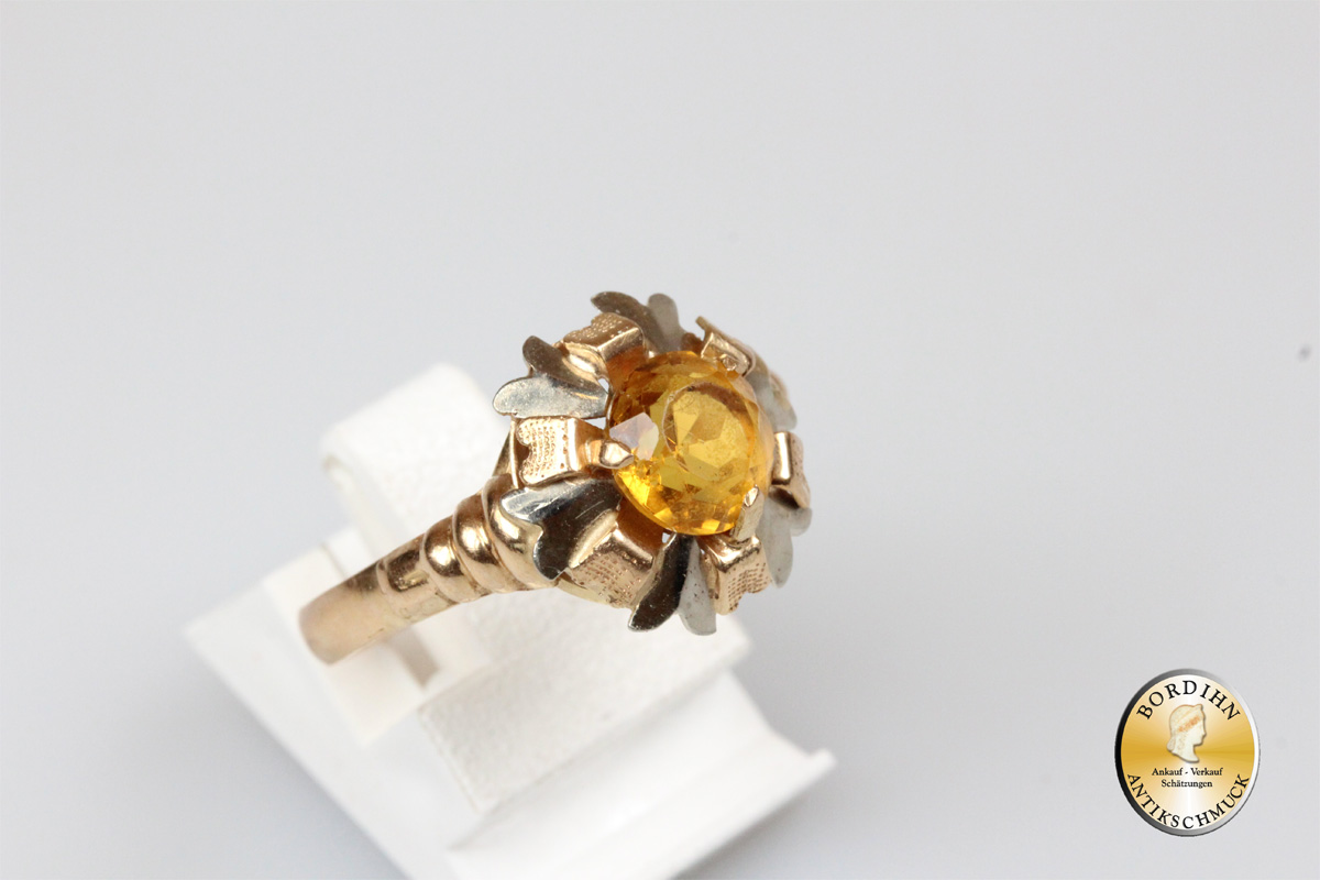 Ring; 18 Karat Gold, mit einem Farbstein