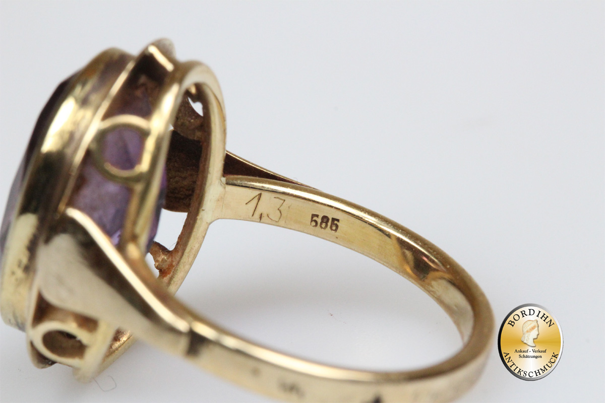 Ring; 14 Karat Gold, 1 Amethyst, oval