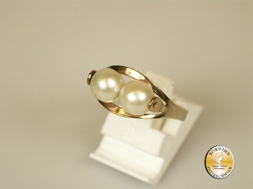 Ring; 8 Karat Gold, 2 Perlen horizontal