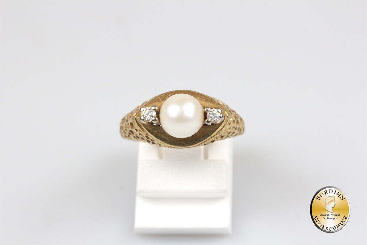 Ring; 18 Karat Gold mit einer Perle, zwei Brillanten