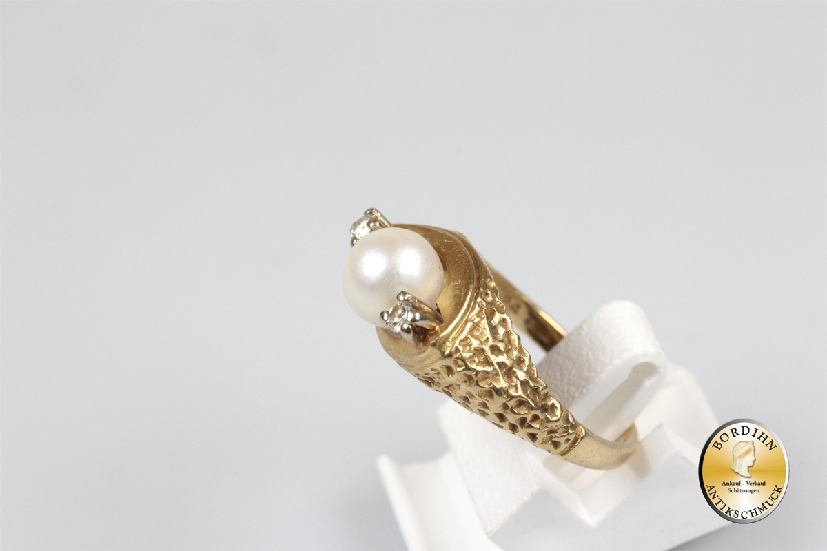Ring; 18 Karat Gold mit einer Perle, zwei Brillanten