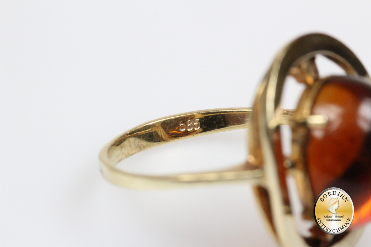 Ring; 14 Karat Gold mit einem Farbstein