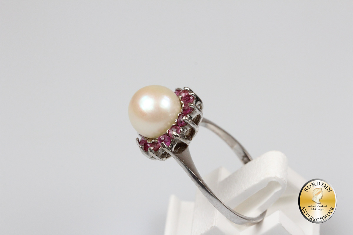 Ring; 14 Karat Weißgold mit einer Perle, Rubine